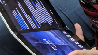 Un vídeo muestra el Surface Duo en acción, el dispositivo de doble pantalla de Microsoft